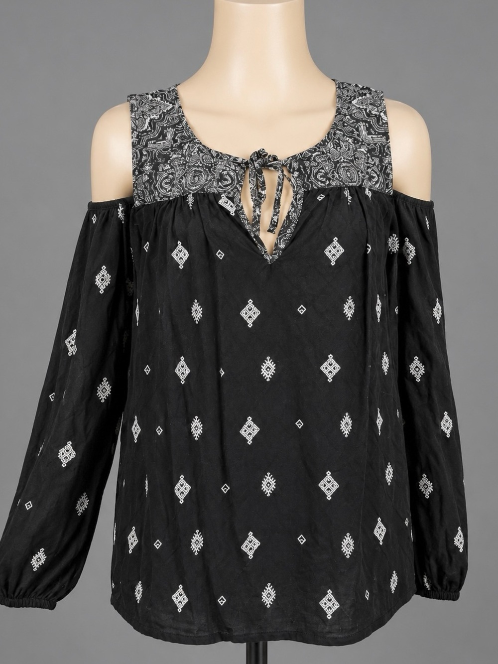 Bohemian chic Black and White Lucky Brand Cold Shoulder sz S Top